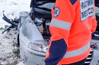 Trzebiszewo: Wypadek na przejeździe kolejowym. Kierowca w ciężkim stanie [ZDJĘCIA]