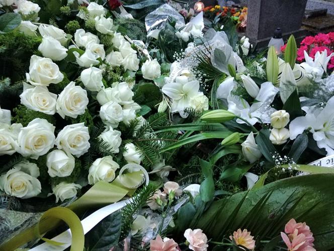 Tragedia w Salisbury. Zamordowane kobiety pochowane w Tarnowie. Grobu nie widać spod kwiatów
