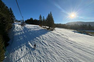 Niewielka wieś w Małopolsce już za chwilę będzie pękać w szwach. Czekają na narciarzy 