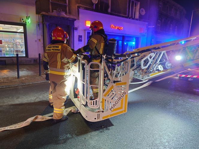 Groźny pożar w Bielsku-Białej. Sześć osób trafiło do szpitala, w tym troje dzieci