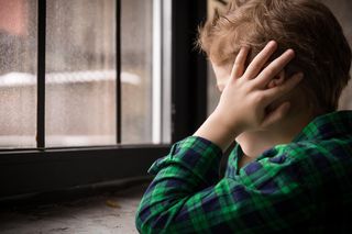 Jak rozmawiać z dzieckiem o wojnie? „To, że jest daleko od nas nie oznacza, że dziecko się nie boi”