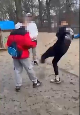 Bili, kopali i kazali klęczeć. Wstrząsające nagranie z parku Sienkiewicza w Łodzi