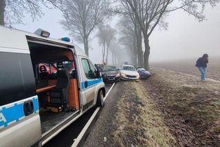 Karambol na drodze do Mławy. Fragmenty roztrzaskanych aut powpadały do rowów. „Na miejscu pracują służby”