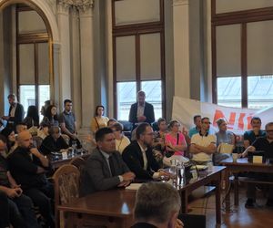 Protest mieszkańców sprzeciwiających się budowie wschodniej obwodnicy Tarnowa na granicy z Wolą Rzędzińską