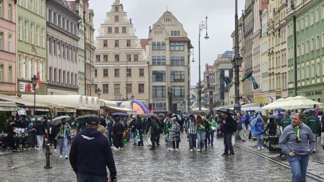 Gorąco przed finałem Ligii Konferencji we Wrocławiu. Tysiące kibiców na Rynku