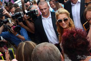 Paris Hilton w blasku fleszy przed wejściem do Ptaka