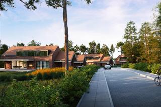 Domy na wyspie na jeziorze Kalwa