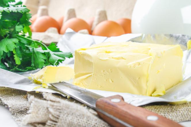 Masło zmiksować z ziołami lub wymieszać z drobno posiekanymi (w zależności jaki efekt chcemy uzyskać: gładkiego zielonego lub z cętkami). Włożyć masło do jak najmniejszych foremek, wstawić do zamrażal
