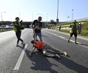  Aktywiści z Ostatniego Pokolenia sparaliżowali ruch. Kierowcy: Ktoś powinien zrobić z nimi porządek!