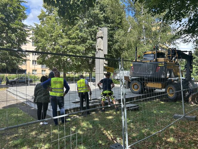 Rozbiórka pomnika w Dąbiu