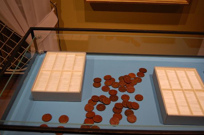 Zabytkowe monety z przemytu trafiły do podlaskiego muzeum