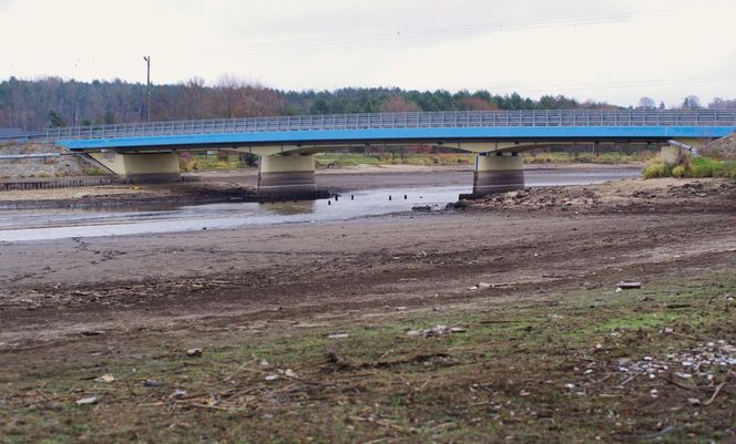 Mroczne klimaty nad zalewem brodzkim. Idealne na spacer dla fotografów