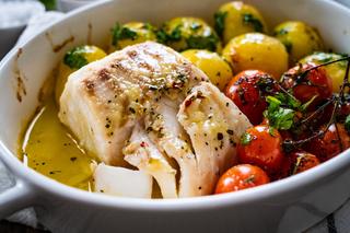 Ryba zapiekana z warzywami w śródziemnomorskim stylu. Pysznie, zdrowo i łatwo