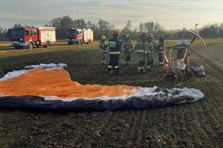 Łęg Tarnowski. Motoparalotniarz runął na ziemię. Ma uszkodzony kręgosłup 