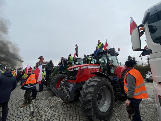 Protest rolników we Wrocławiu. Strajk wymyka się spod kontroli. Urząd Wojewódzki obrzucany jajkami