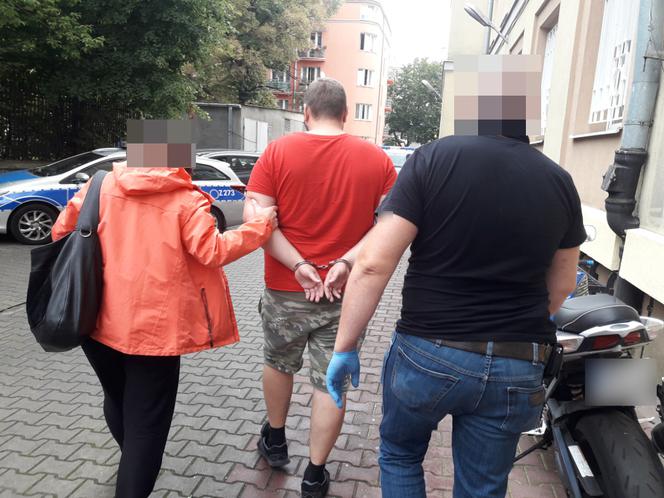 Skatowali klienta hostelu 