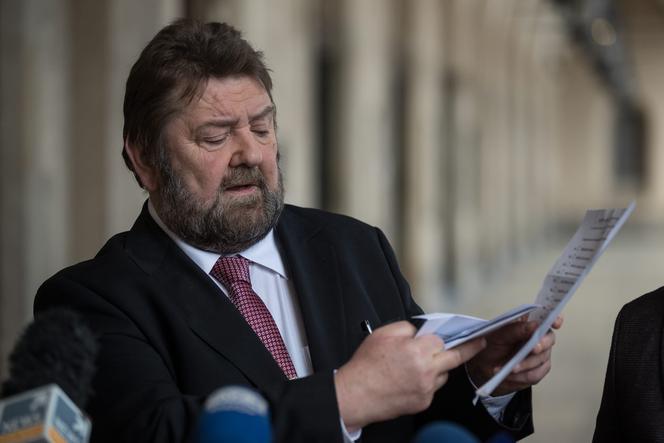 Stanisław Żółtek pokazał pakiet kart wyborczych