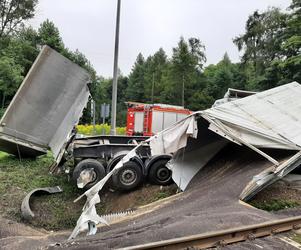 Zderzenie pociągu z ciężarówką na przejeździe kolejowym w Przesławicach