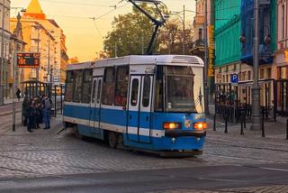 Mężczyzna nagabuje kobiety we wrocławskich tramwajach. Policja nie może nic zrobić!