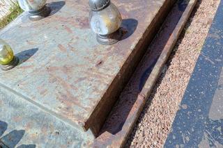 Skandal na cmentarzu we Wrocławiu. Ktoś oblał fekaliami groby 