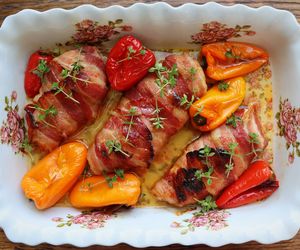 Niesamowicie pyszne pieczone piersi kurczaka z boczkiem i serem