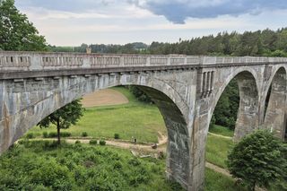 Zabytkowe mosty przyciągają rzesze turystów. Należą do jednych z najwyższych w Polsce 