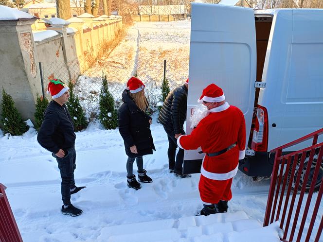 Do dzieci z domów dziecka trafiło łącznie 220 dużych paczek słodyczy