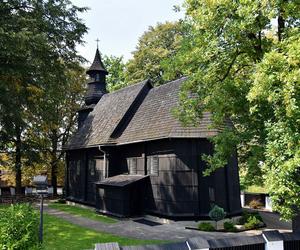 To jeden z najpiękniejszych drewnianych kościołów w Małopolsce. Zbudowano go we wsi, która już nie istnieje [GALERIA]