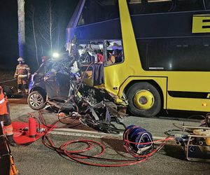 Toyota wbiła się w autobus. Młody kierowca nie żyje