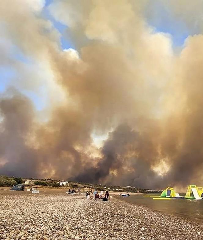 Uciekli przed ogniem, spali na trawnikach. Koszmar turystów z Polski na Rodos