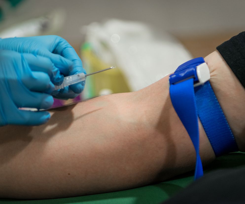 Rosjanie szczepią ludzi – tylko „swoich” i w pośpiechu. Czy szykują zagrożenie biologiczne na okupowanych terenach? 