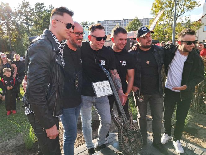Posadzili drzewa, a następnie dali gorący koncert. Finał akcji zespołu Nocny Kochanek w Skarżysku