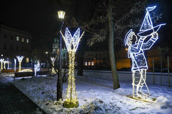 Świąteczna iluminacja przed Warszawskim Szpitalem Dla Dzieci