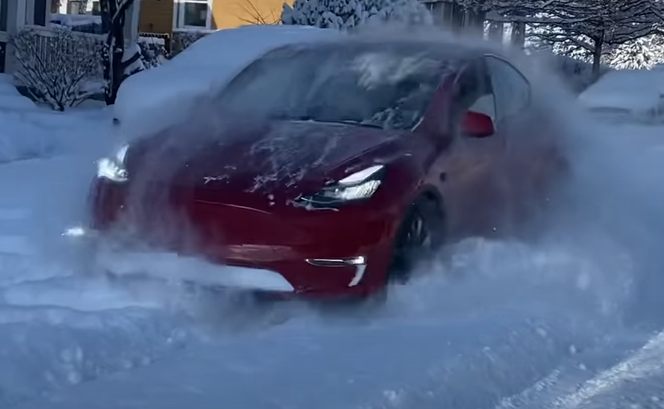 Tesla Model Y wymiata na śniegu