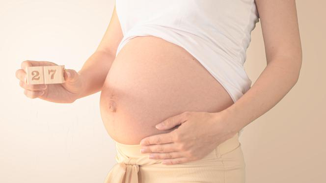 27 tydzień ciąży - brzuch matki