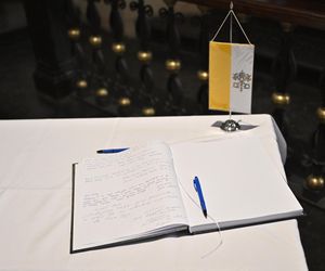 Warszawa żegna papieża Franciszka. Poruszające wpisy w Archikatedrze 