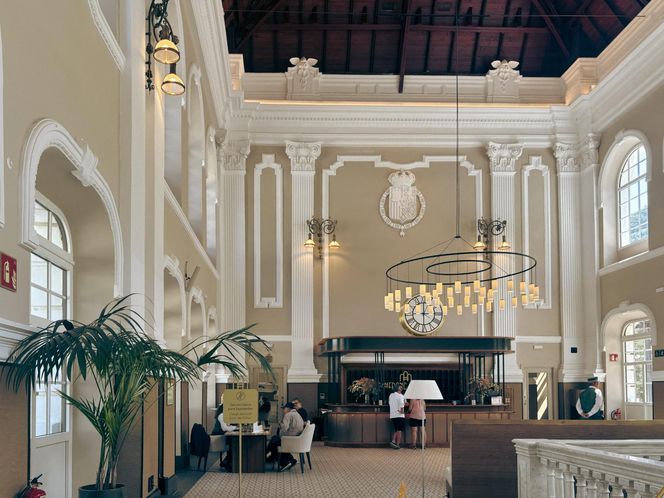  Canfranc Estación, Hiszpania. Dawny dworzec kolejowy zamienił się w luksusowy hotel