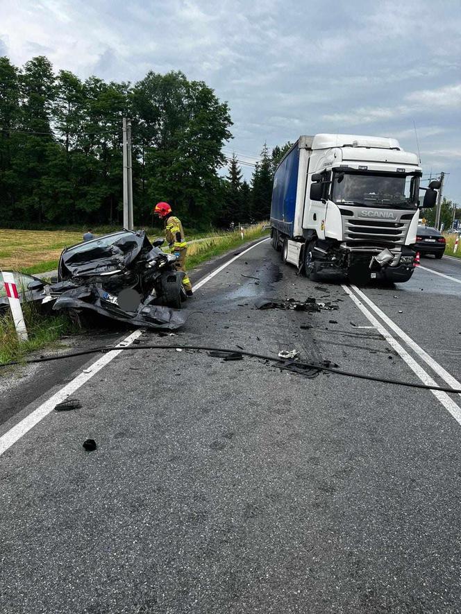 Osobówka zderzyła się z ciężarówką w Jurkowie. Droga krajowa nr 75 jest zablokowana!