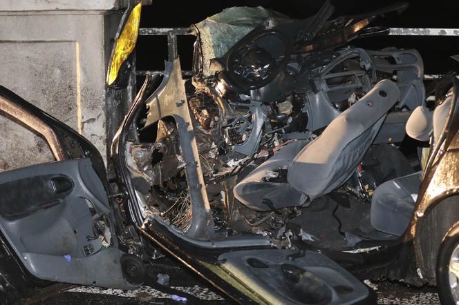 Przywalił w most i po aucie