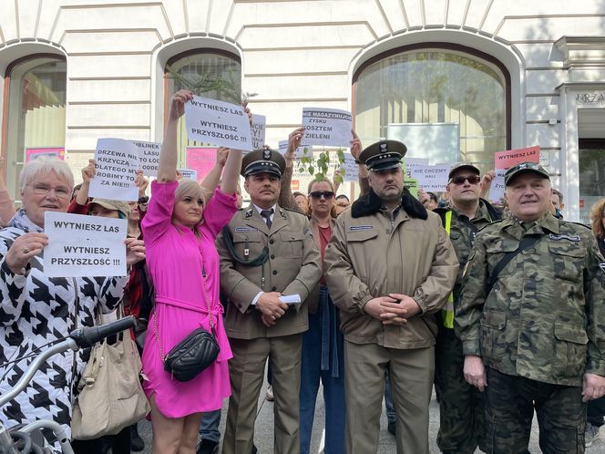 Wielki protest pod urzędem miasta w Łodzi. "Broń lasów Lublinka"