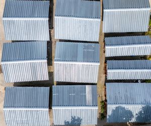 Elementy rozebranego pawilonu „Emilia” przechowywane na Białołęce w Warszawie