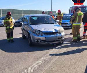  Gigantyczna kraksa pięciu samochodów na moście Południowym. Auto wjechało na dach drugiego!