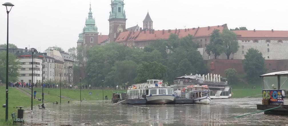 Powódź w Krakowie 24.05.2019: Fala kulminacyjna na Wiśle: zalane bulwary, okropny widok