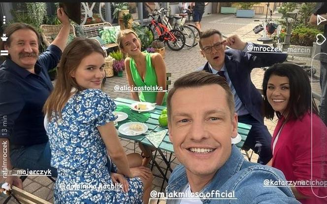 M jak miłość odc. 1702 na planie. Jędrzej Gutowski (Piotr Majerczyk), Franka (Dominika Kachlik), Piotrek (Marcin Mroczek), Paweł (Rafał Mroczek), Kinga (Katarzyna Cichopek), Ala (Alicja Ostolska)
