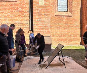 Pierwsze odkrycia w tajemniczej krypcie w Kazimierzu Biskupim