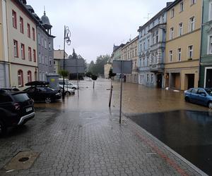 Zagrożenie powodziowe. Głuchołazy. Woda przelała się przez wały. Zalewa miasto