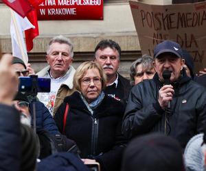 Kraków. Protest w obronie mediów publicznych. Barbara Nowak: „Zawszańcy nas sprzedali”, zgromadzeni: „Wolna Polska!”