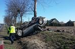 Kierowca BMW uderzył w drzewo w gminie Lubicz