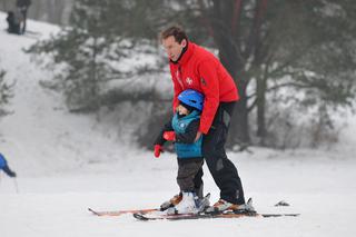 Piotr Kraśko z synem na nartach