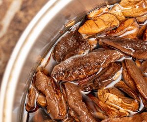 Jaką wodą zalać suszone grzyby? Nie popełniaj tego błędu